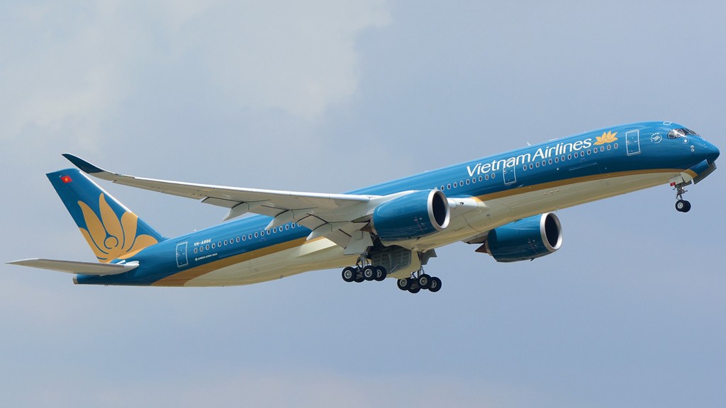 1. Mới đây, máy bay Boeing-777 của Vietnam Airlines khởi hành từ Hà Nội lúc 13h55 ngày 15/6 đi TP.HCM đã phải quay đầu hạ cánh xuống sân bay Nội Bài do chim va vào động cơ. Hậu quả vụ  chim va chạm với máy bay là động cơ của Boeing-777 bị hỏng. Ảnh minh họa.